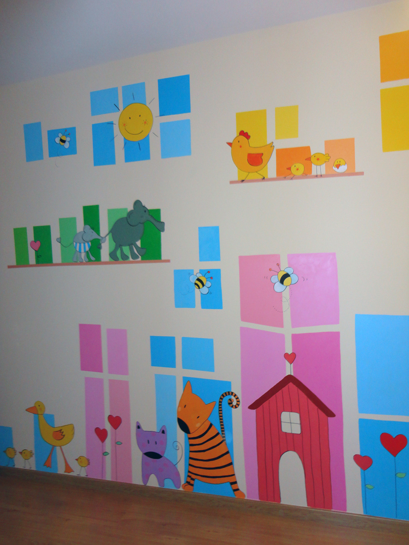 mural de animalitos y cuadraditos de colores para cuartos de juegos infantiles